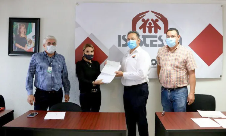 Entrega Isssteson créditos de vivienda