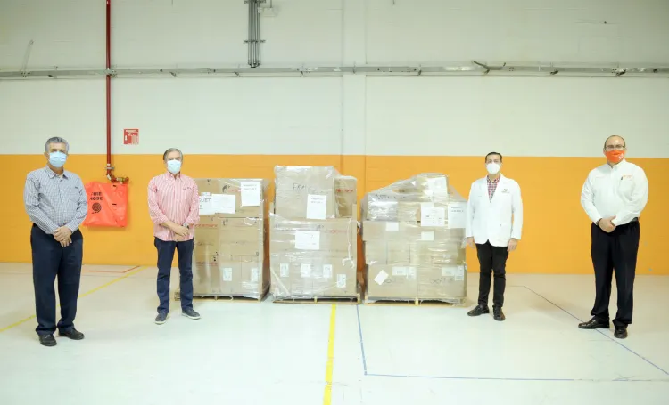 Donan equipo médico a clínicas