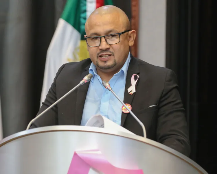 Dialoga legislador con habitantes de Esperanza