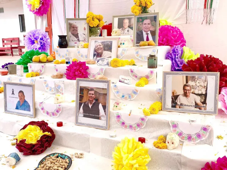 Honran memoria de doctores con Altar