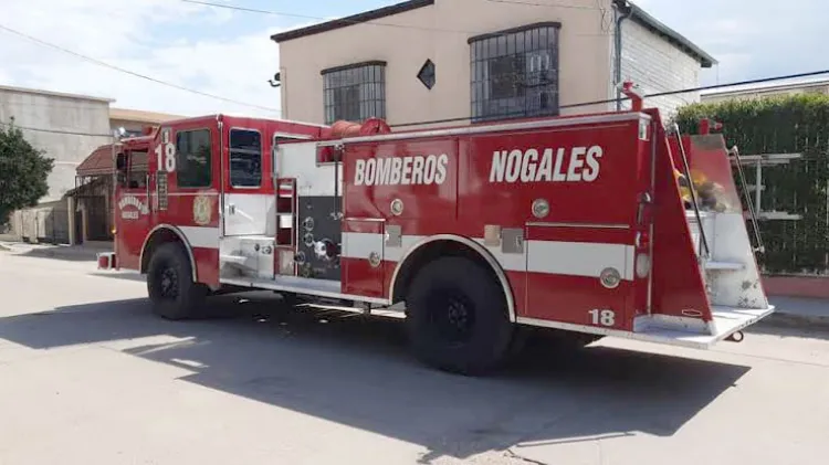 Incendian negocio en plaza