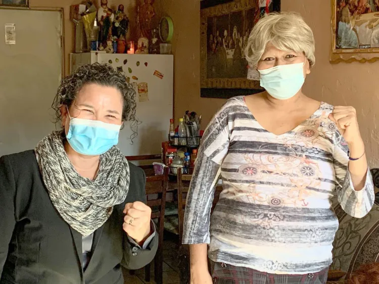 Ofrecen apoyo a paciente con cáncer