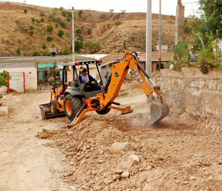Mejoran vialidades de terracería en colonias