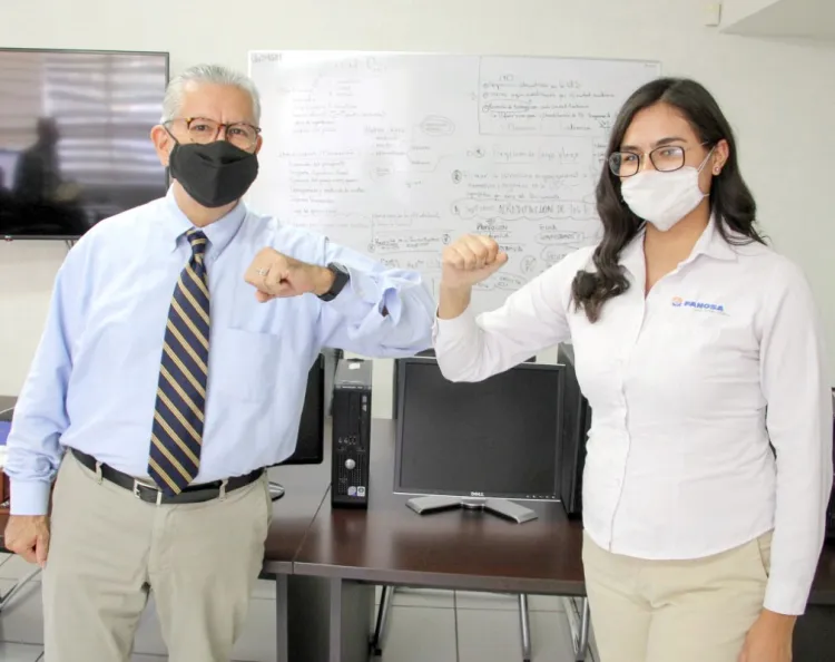 Donan computadoras a estudiantes indígenas