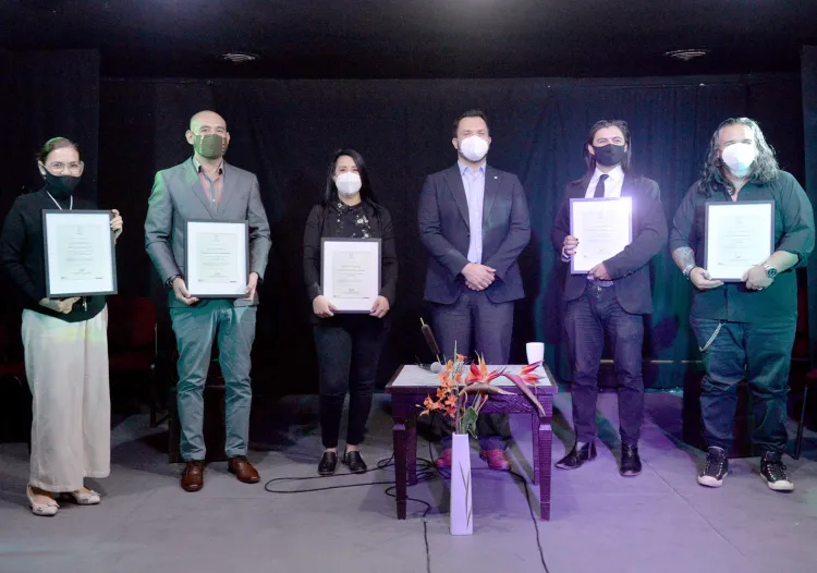 Premian a ganadores de concurso