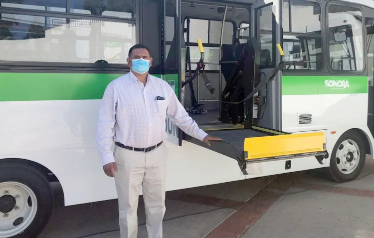 Gestiona Carlos Navarrete autobús para personas con discapacidad