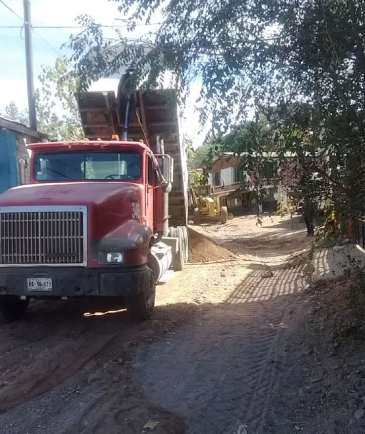 Mejoran vialidades en varias colonias