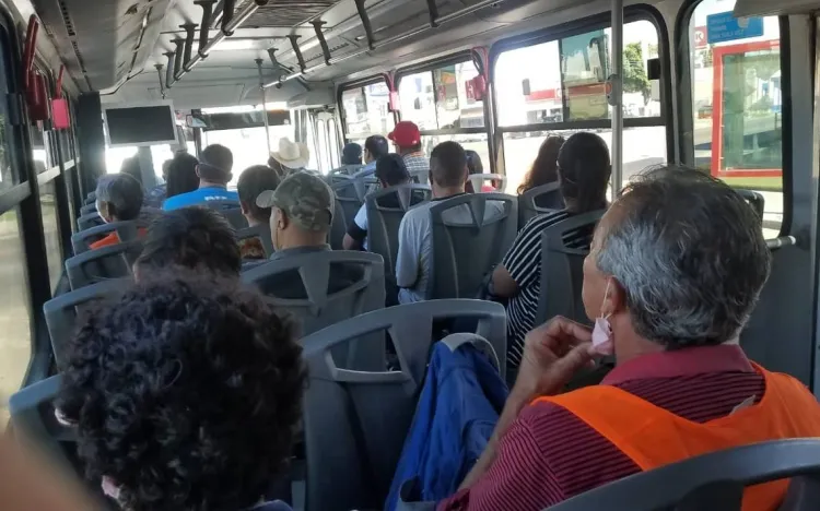 <b>Solicitan
más camiones para evitar contagios</b>