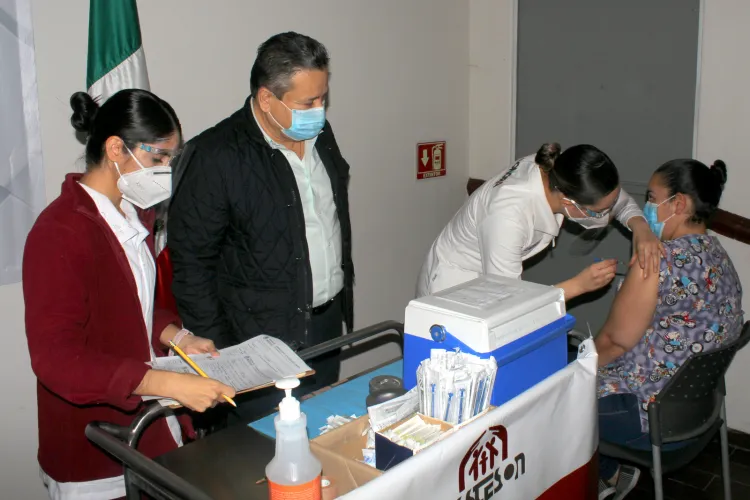 <b>Aplica</b><b> Isssteson 380
vacunas</b><b> más contra el covid
</b>

<b>al personal</b>