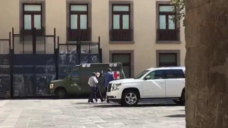 AMLO reapareció en Palacio Nacional caminando y con cubrebocas, a dos semanas de dar positivo a COVID-19