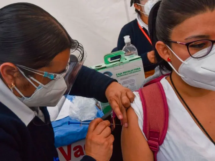 Garantizada segunda vacuna  para personal médico: Segob.