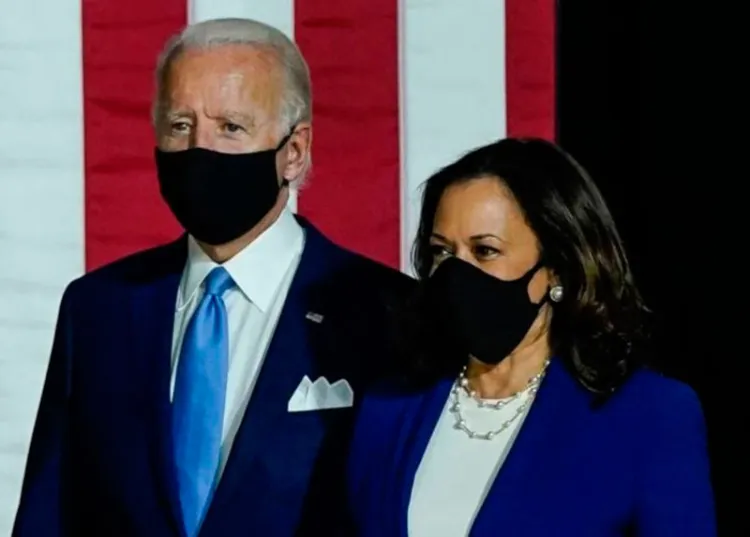 Biden y Harris visitan sitio de vacunación.