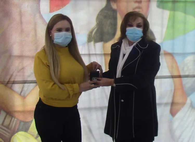 Recibe personal docente medallas por su trayectoria laboral