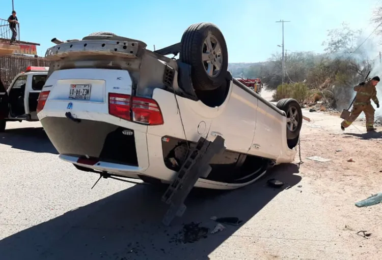Abandona conductor auto tras volcarse