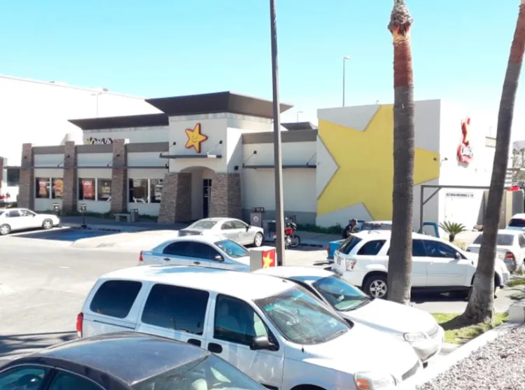 Joven trabajadora da a luz en baño de restaurante