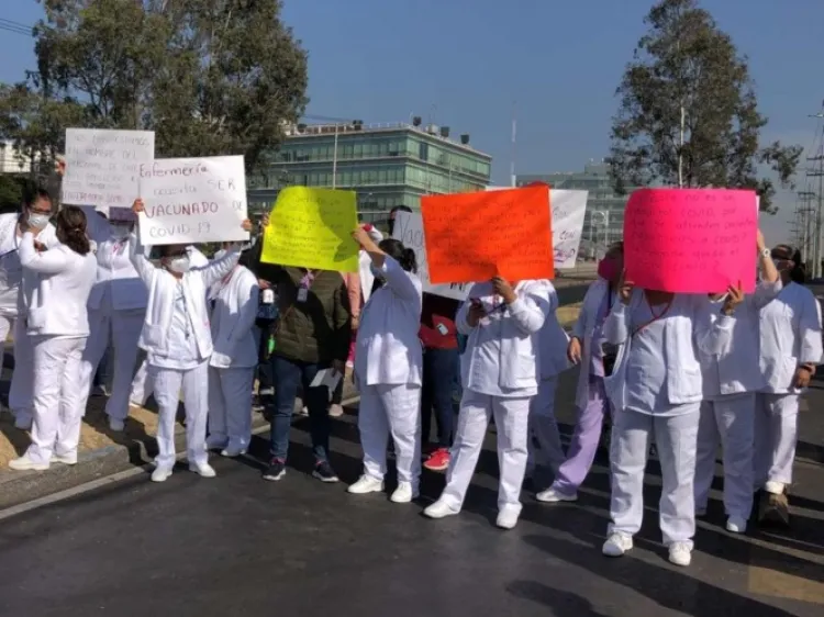 Enfermeras bloquean Insurgentes; piden ser vacunadas