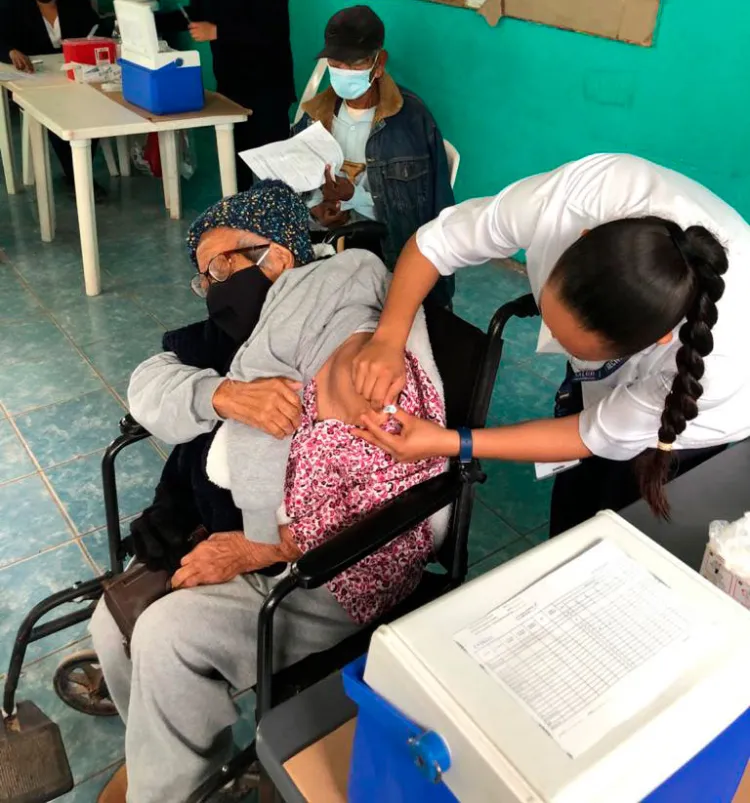 Concluye vacunación de adultos, la primera etapa