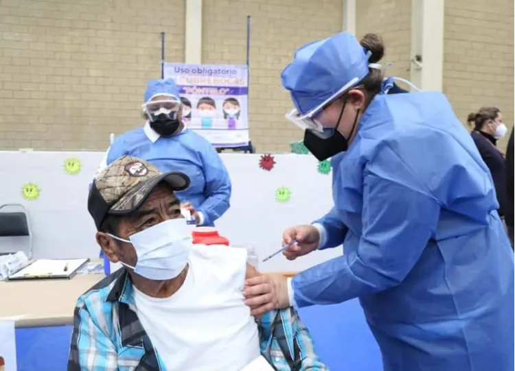 Podrían vacunar en mayo a empleados de maquilas