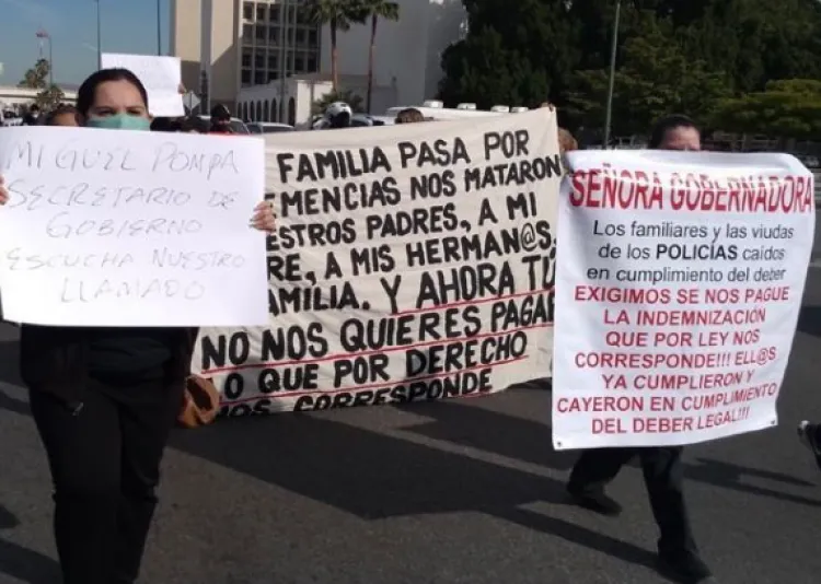 Viudas de policías  levantan plantón