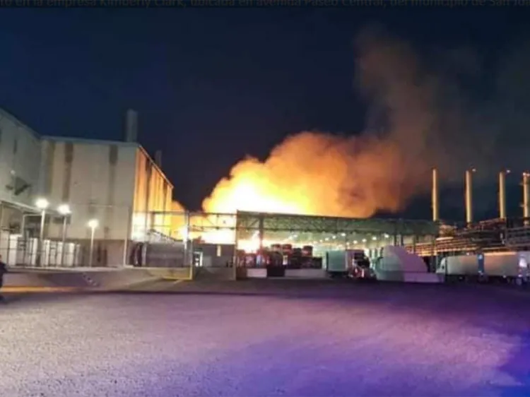 Arde Kimberly-Clark en Querétaro; evacuan a trabajadores