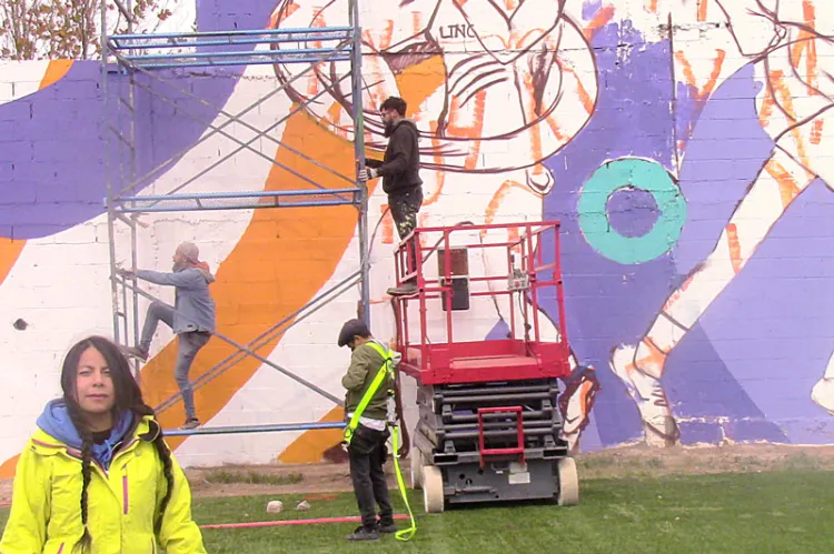 Muralista hace que las paredes hablen