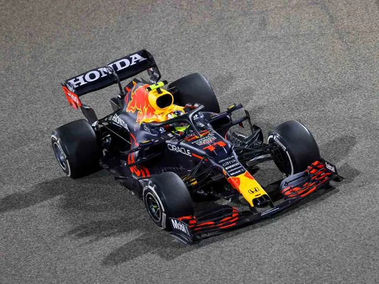 Espectacular remontada de &#039;Checo&#039; y polémica en Bahréin