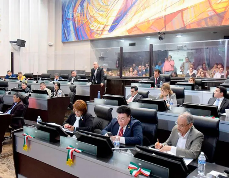 Piden licencia otros cinco diputados; suman 12 en total