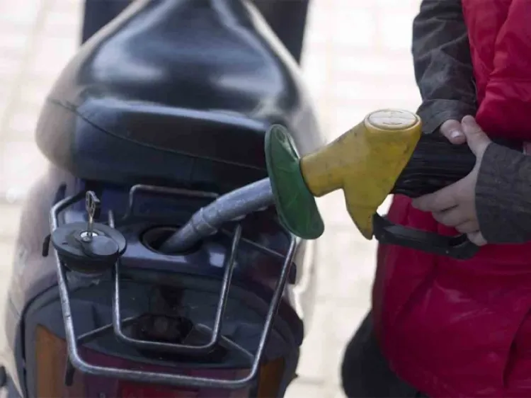 Devuelven subsidio a gasolina Premium, baja estímulo para Diesel