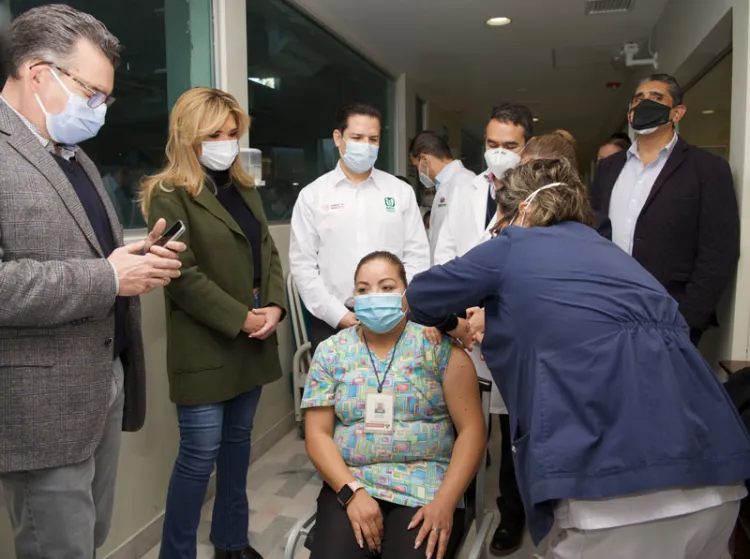 Pide vacunar a todo  personal de salud