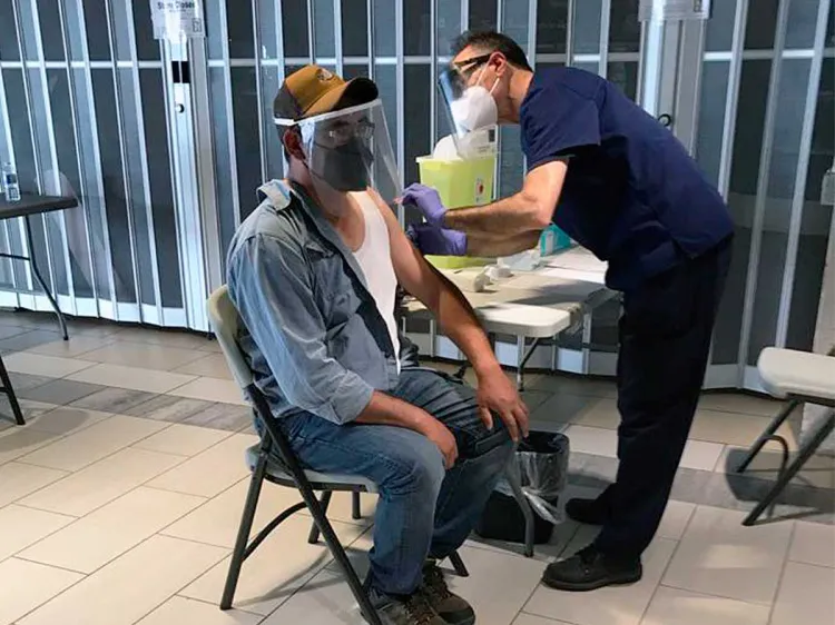 Suma Canadá 3 mil jornaleros mexicanos vacunados