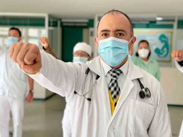 Tras estar intubado, urgenciólogo del IMSS regresa a atender pacientes COVID