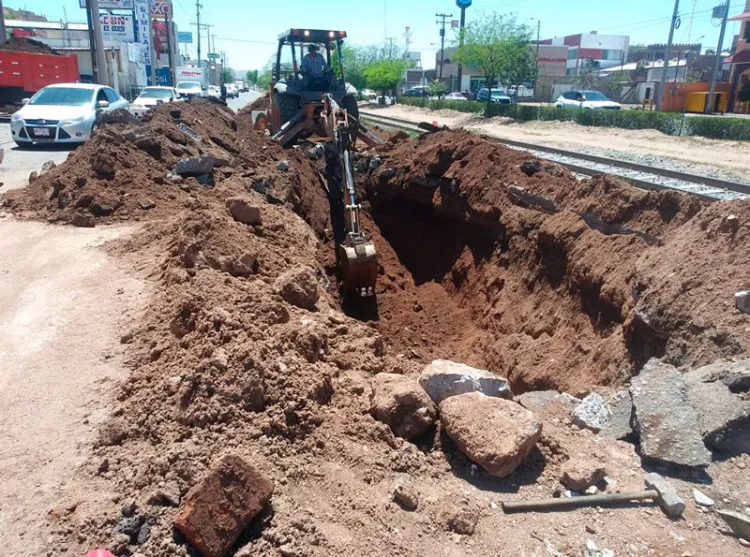 Colapsa línea principal de agua en la Ruiz Cortines