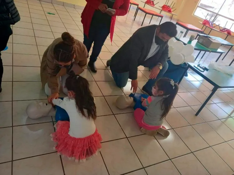 Instruyen a niños en primeros auxilios