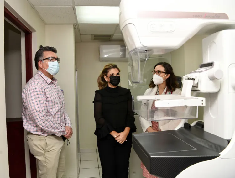 Constata Gobernadora atención de pacientes con nuevo mastógrafo en el CAAPS