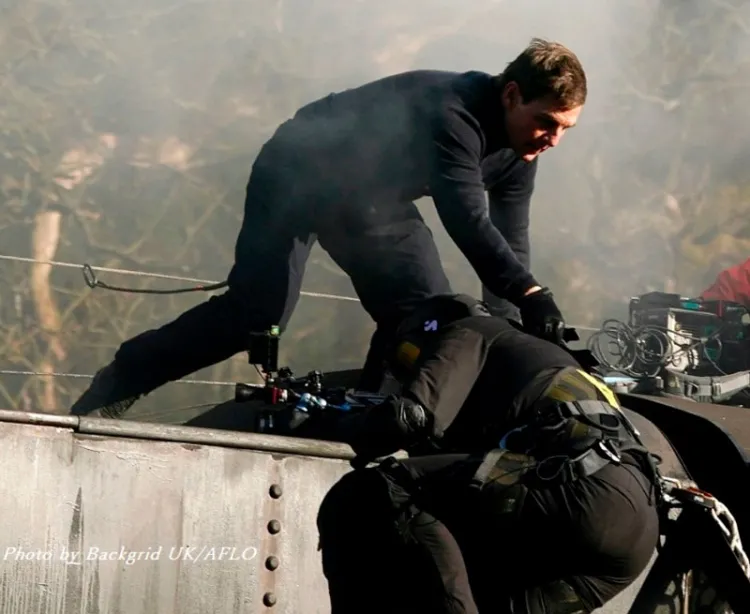Tom Cruise salva a camarógrafo de caer de tren en movimiento
