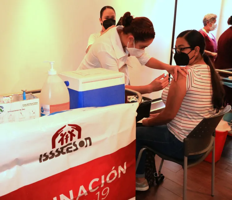 Aplica Isssteson más de mil vacunas contra Covid-19