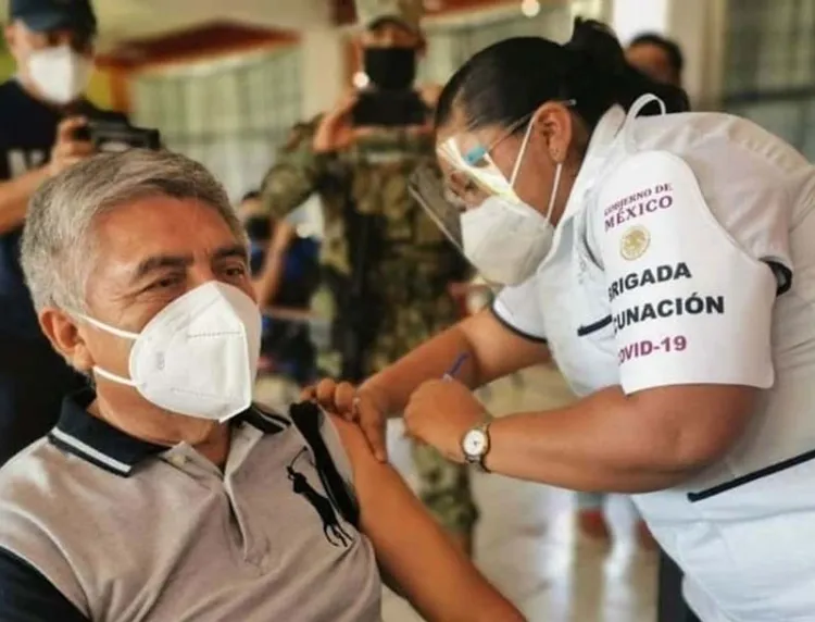 Inicia martes vacunación a maestros de Sonora