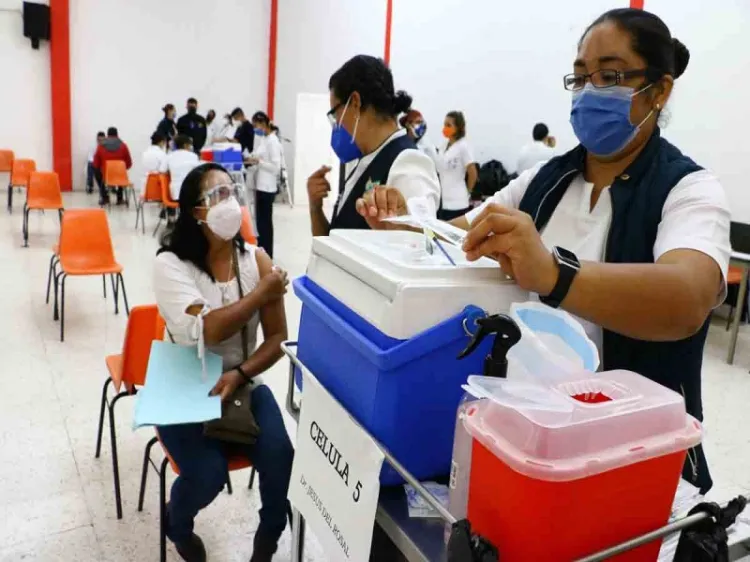 Vacuna contra covid, regalo adelantado del día del maestro en Hidalgo