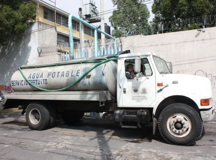 Refuerzan entrega de agua con pipas