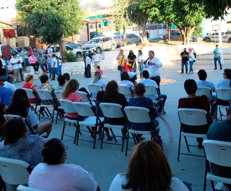 Visita Jorge Freig la colonia Villa Sonora