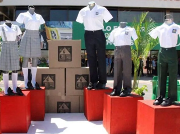 Avala Aepaf entrega de uniformes escolares