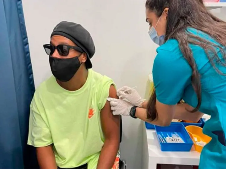 ‘Fe, gran esperanza’, dice Ronaldinho tras vacunarse