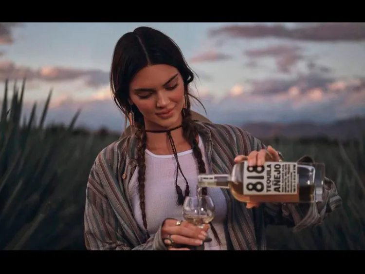 Kendall Jenner promociona su tequila 'a la mexicana'; le llueven críticas