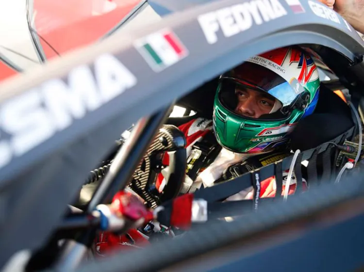 Aston Martin confía en piloto mexicano