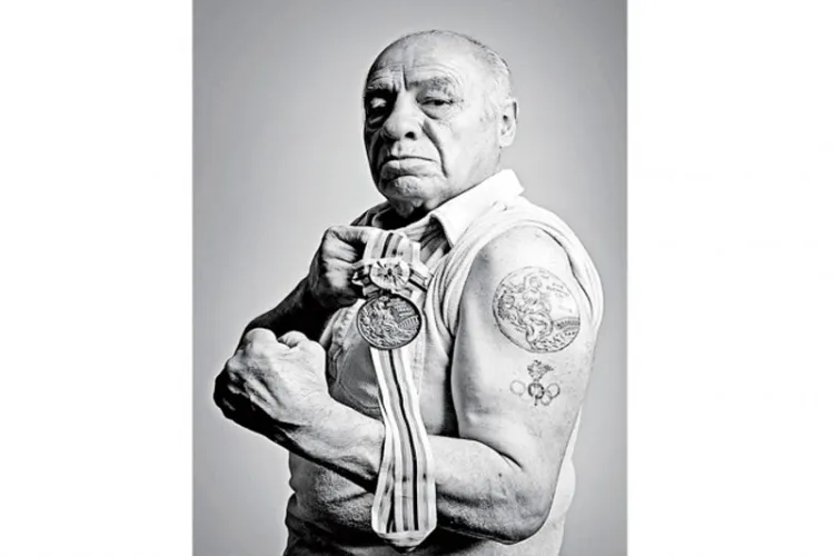 Una leyenda del deporte mexicano; con los puños arriba