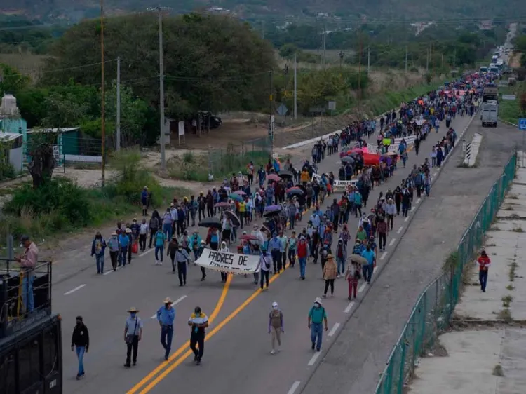 Sin causar destrozos, marchan normalistas de Mactumactzá en Tuxtla Gutiérrez