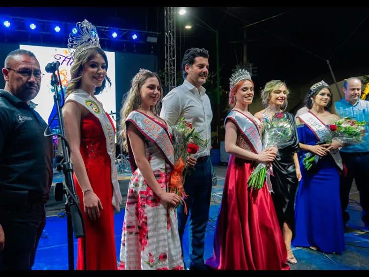 Disfrutan nogalenses la Feria de Las Flores