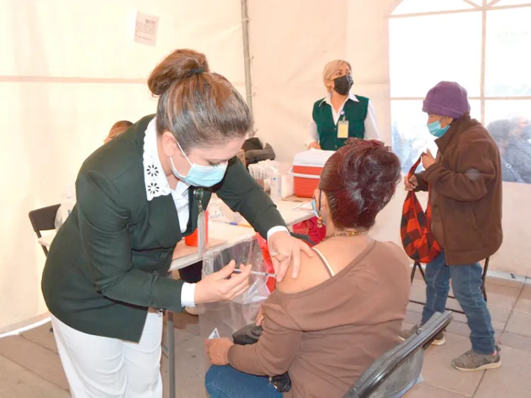 Inicia vacunación a adultos