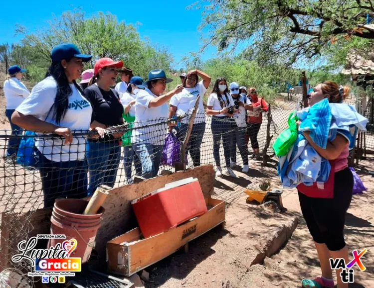 Visita Lupita Gracia a familias de Santa Cruz