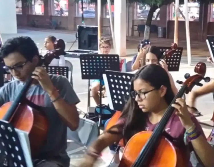 Encuentran Melanie y Evelyn un refugio de paz en Orquesta